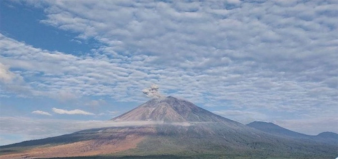 Gunung Semeru 3 Kali Erupsi Pagi Ini Awan Panas Naik 900 Meter