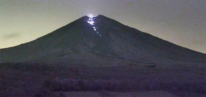 Gunung Semeru Erupsi Lava Pijar Meluncur Puncak Mahameru