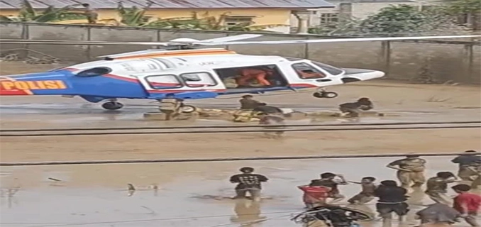 Heli Polri Terbang Rendah Droping Bantuan ke Aceh Tamiang