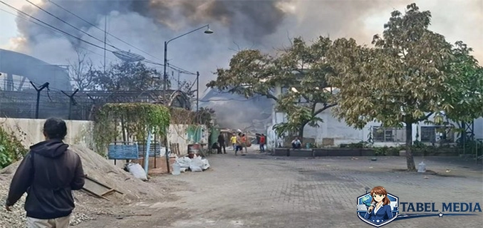 13 Jam Kebakaran Pabrik Sandal Swallow Medan Belum Padam