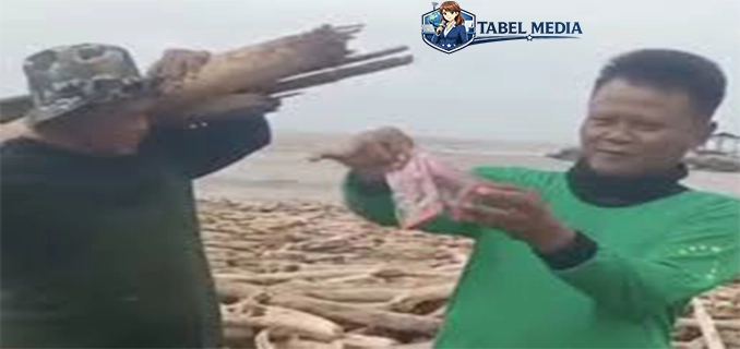 Bersihkan Repek Kayu Banjir Slamet Tim Temukan Uang