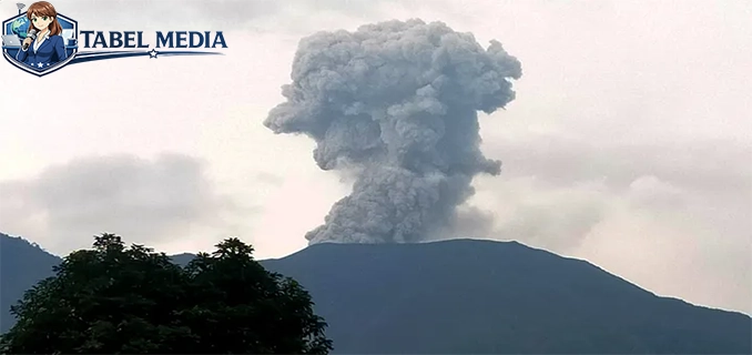 Gunung Merapi Meletus di Sumbar Abu Capai 1.500 Kaki