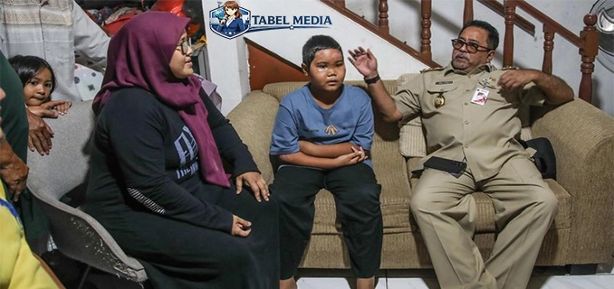 Momen Wagub Rano Karno Jenguk Korban Tabrakan Mobil MBG