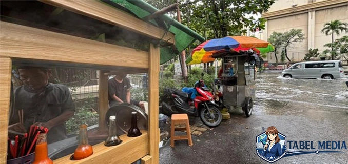 Penjual Mi di Mangga Dua Terjang Banjir demi Tetap Berjualan