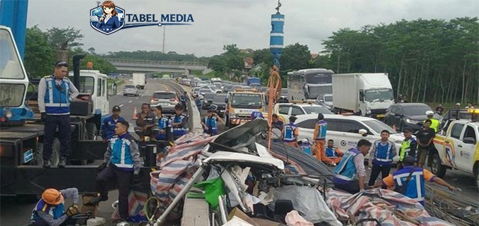 Voxy Remuk-Mercy Tertimbun Besi Imbas Beruntun Tol Batang