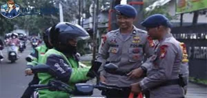Brimob Polda Metro Bagi Takjil untuk Ojol di Jalan